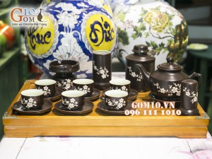 Bộ ấm chén vuông cao khắc đào trắng, men nâu chỉ đỏ, đủ phụ kiện
