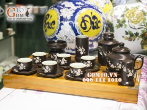 Bộ ấm chén vuông cao khắc đào trắng, men nâu chỉ đỏ, đủ phụ kiện