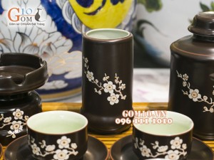 Bộ ấm chén vuông cao khắc đào trắng, men nâu chỉ đỏ, đủ phụ kiện