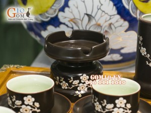 Bộ ấm chén vuông cao khắc đào trắng, men nâu chỉ đỏ, đủ phụ kiện