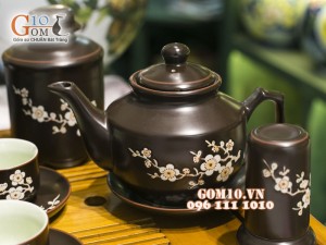 Bộ ấm chén vuông cao khắc đào trắng, men nâu chỉ đỏ, đủ phụ kiện