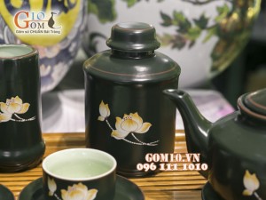 Bộ ấm chén vuông cao khắc sen, men xanh chỉ đỏ, đầy đủ phụ kiện