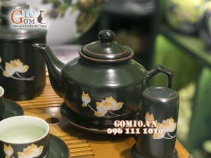 Bộ ấm chén vuông cao khắc sen, men xanh chỉ đỏ, đầy đủ phụ kiện