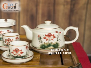 Bộ ấm chén Vuông dẹt sen đỏ men kem, đầy đủ phụ kiện