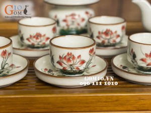 Bộ ấm chén Vuông dẹt sen đỏ men kem, đầy đủ phụ kiện