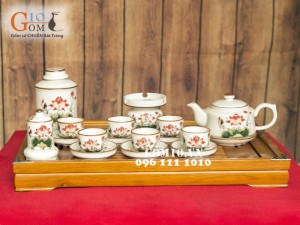 Bộ ấm chén Vuông dẹt sen đỏ men kem, đầy đủ phụ kiện