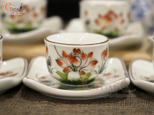 Bộ ấm chén Vuông quai đồng sen đỏ men kem