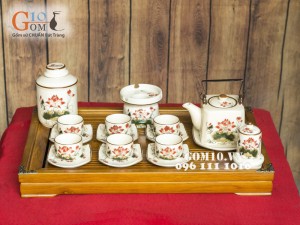 Bộ ấm chén Vuông quai đồng sen đỏ men kem, đầy đủ phụ kiện