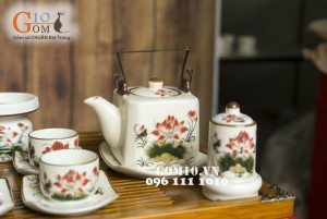 Bộ ấm chén Vuông quai đồng sen đỏ men kem, đầy đủ phụ kiện