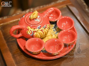Bộ ấm thờ men màu đắp nổi Sen Cát Tường nền đỏ, bộ 5 chén