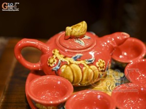 Bộ ấm thờ men màu đắp nổi Sen Cát Tường nền đỏ, bộ 5 chén
