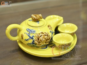 Bộ ấm thờ men màu đắp nổi Sen Cát Tường nền vàng, bộ 3 chén