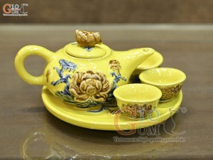 Bộ ấm thờ men màu đắp nổi Sen Cát Tường nền vàng, bộ 3 chén