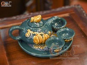 Bộ ấm thờ men màu đắp nổi Sen Cát Tường nền xanh lục bảo, bộ 3 chén