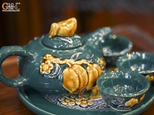 Bộ ấm thờ men màu đắp nổi Sen Cát Tường nền xanh lục bảo, bộ 3 chén