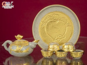 Bộ ấm thờ men rạn đắp nổi bộ 5 chén, dát vàng 24k