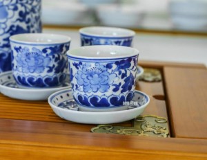 Bộ ấm tích men lam vẽ hoa dây 1.5 lít