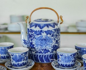 Bộ ấm tích men lam vẽ hoa dây 1.5 lít