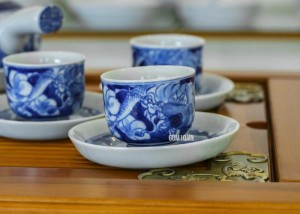 Bộ ấm tích men lam vẽ hoa dây 1.5 lít