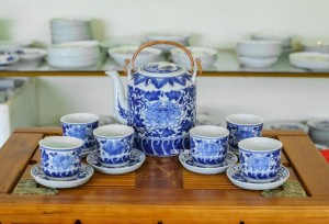 Bộ ấm tích men lam vẽ hoa dây 1.5 lít