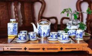 Bộ ấm tích men lam vẽ trúc lâm thất hiền bọc đồng đầy đủ phụ kiện ( 800ml)