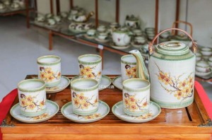 Bộ ấm tích men vuốt vẽ hoa mai vàng 1,5 Lít