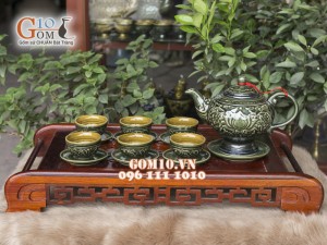 Bộ ấm chén chân cao men lục cổ khắc nổi hoa sen