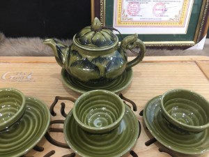 Bộ ấm chén dáng quả hồng men cổ vẽ hoa sen