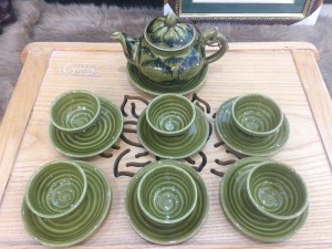 Bộ ấm chén dáng quả hồng men cổ vẽ hoa sen