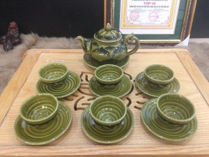 Bộ ấm chén dáng quả hồng men cổ vẽ hoa sen Bộ ấm chén dáng quả hồng men cổ vẽ hoa sen