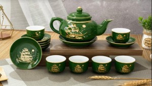 Bộ ấm chén dáng quả hồng men xanh cảnh Thuận Buồm Xuôi Gió vẽ vàng kim, 350ml