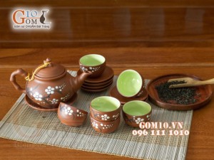 Bộ ấm chén gốm dáng trúc vẽ hoa mai chén lòng xanh 350ml