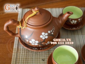 Bộ ấm chén gốm dáng trúc vẽ hoa mai chén lòng xanh 350ml