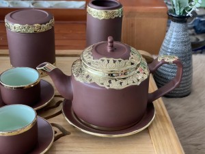 Bộ ấm chén gốm dáng vuông chữ thập đầy đủ phụ kiện bọc đồng