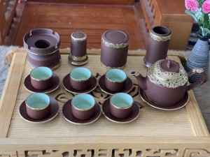 Bộ ấm chén gốm dáng vuông chữ thập đầy đủ phụ kiện bọc đồng
