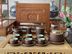 Bộ ấm chén gốm dáng vuông chữ thập đầy đủ phụ kiện bọc đồng