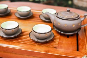 Bộ ấm chén dáng dẹt gốm hồng sa khắc sao vàng, đầy đủ phụ kiện 300ml