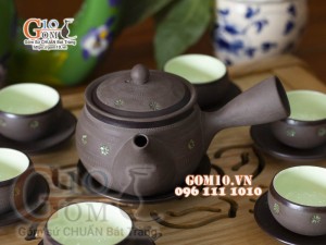 Bộ ấm chén dáng cao quai ngang gốm hồng sa, khắc sao xanh, 350ml