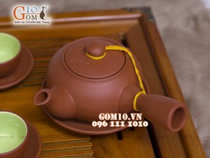 Bộ ấm chén gốm quai ngang đắp hoa sen đỏ, 280ml