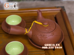 Bộ ấm chén gốm quai ngang đắp hoa sen đỏ, 280ml
