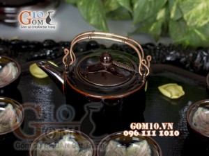 Bộ ấm chén men hoả biến đen, chén lòng hoa