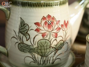 Bộ ấm trà men vuốt vẽ hoa sen đỏ, 750ml