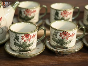 Bộ ấm trà men vuốt vẽ hoa sen đỏ, 750ml