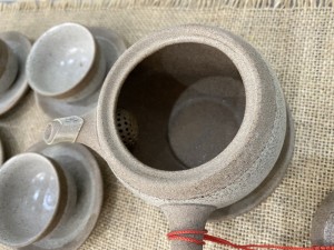 Bộ ấm chén dáng tròn quai ngang gốm hồng sa, quẹt trắng, 300ml