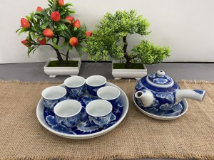 Bộ ấm chén quai ngang khay tròn men lam cổ hoạ tiết Long Ẩn, 350ml