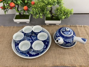 Bộ ấm chén quai ngang khay tròn men lam cổ hoạ tiết Long Ẩn, 350ml