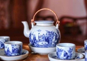 Bộ ấm chén vung lõm men lam cổ vẽ trúc lâm thất hiền kẻ chỉ vàng kim