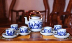 Bộ ấm chén vung lõm men lam cổ vẽ trúc lâm thất hiền kẻ chỉ vàng kim