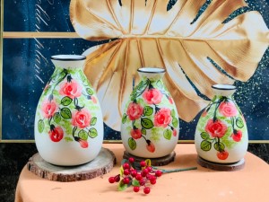 Bộ ba lọ hoa  men kem vẽ hoa hồng đỏ