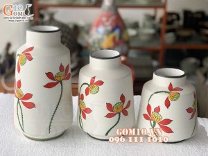 Bộ ba lọ hoa men gốm kem vẽ hoa sen đỏ, cao 25cm
